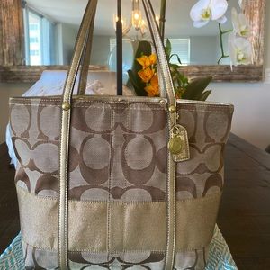 Coach Tote Signature (Tan & Gold) w/Gold Hardware.